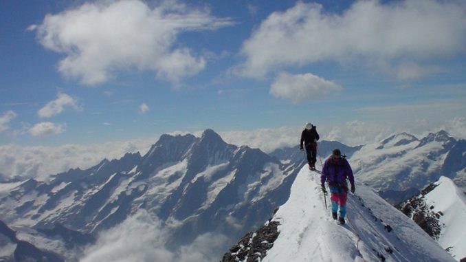 Deux alpinistes en haute montagne
