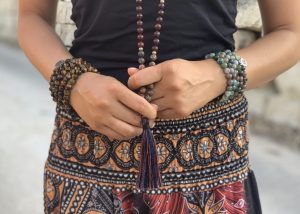 Femme avec bracelets bouddhistes