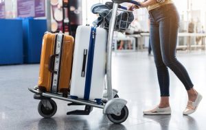 Une femme avec des valises dans un aéroport