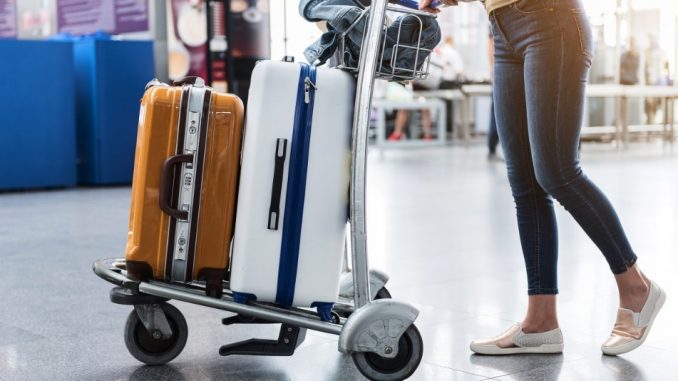 Une femme avec des valises dans un aéroport