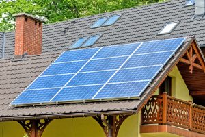 maison toit panneaux photovoltaïques cheminée