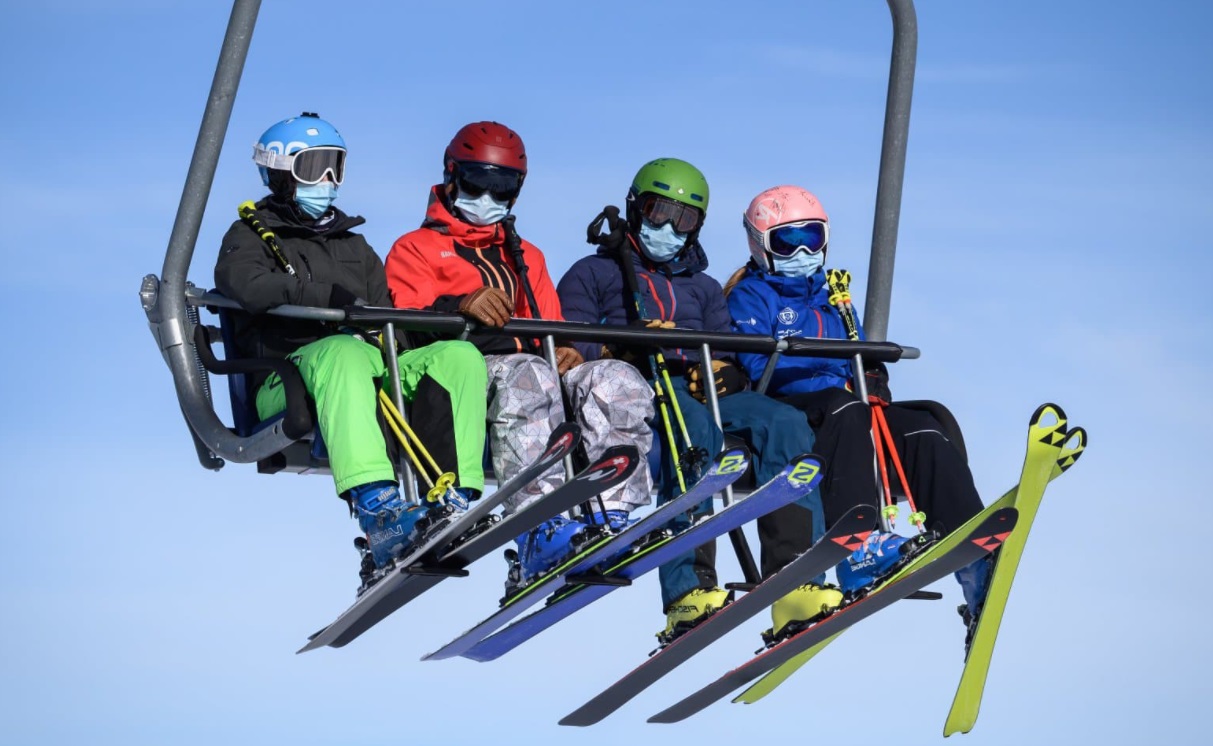 4 skieurs dans un télésiège