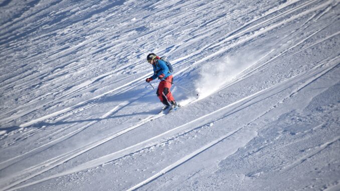 personne en combinaison de ski descend piste domaine portes du soleil